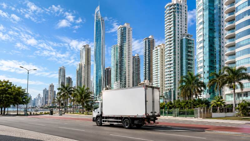 Skyline de prédios altos de Balneário Camboriú com caminhão de mudança