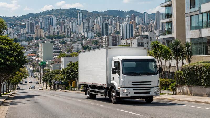 Bairro Savassi ou Hipercentro de Belo Horizonte com caminhão de mudança