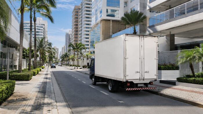 Caminhão de mudanças em rua residencial de Balneário Camboriú