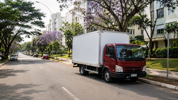 Caminhão de mudanças em rua residencial de Brasília