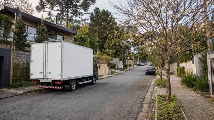 Caminhão de mudanças em rua residencial de Curitiba