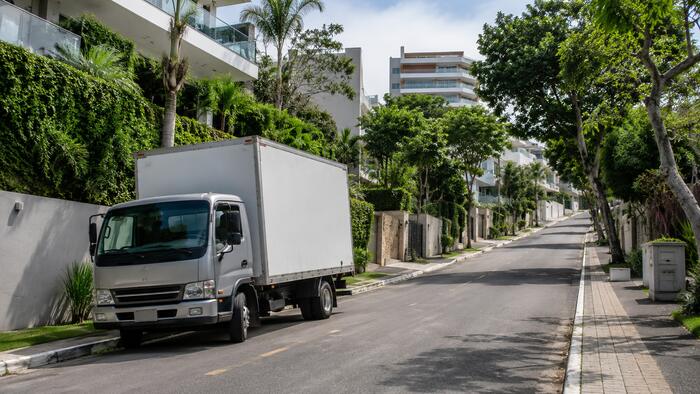 Caminhão de mudanças em rua residencial de Florianópolis