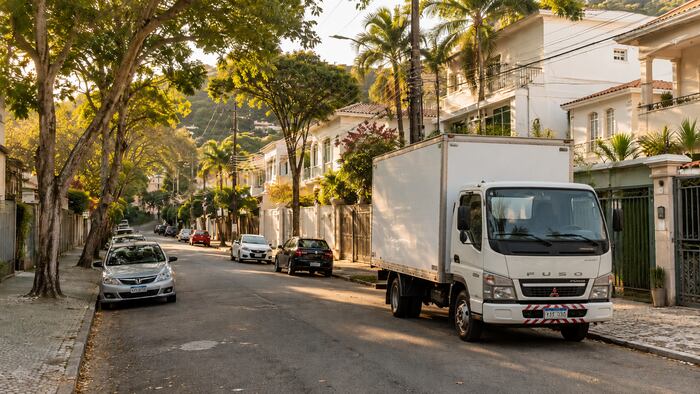Caminhão de mudanças em rua do Rio de Janeiro