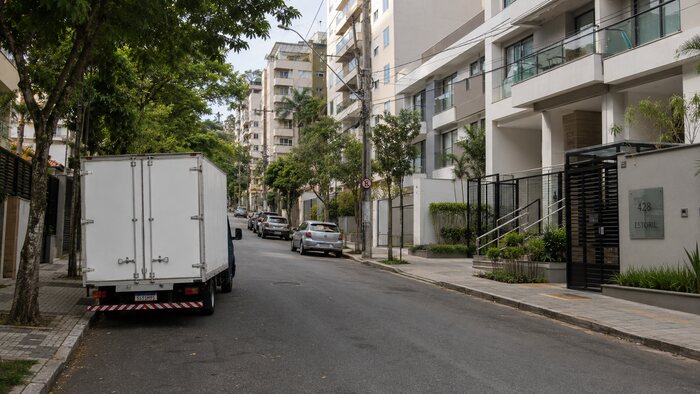Caminhão de mudanças em rua residencial de Belo Horizonte